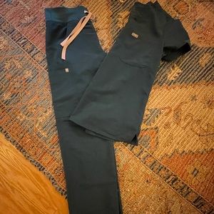 Figs 1pocket top&livingston bottom in hunter green